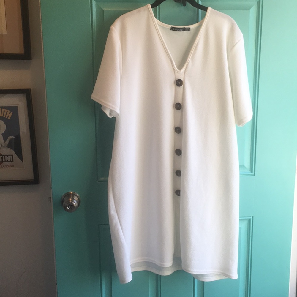 WHITE SHIFT DRESS WITH TURTLESHELL BUTTONS